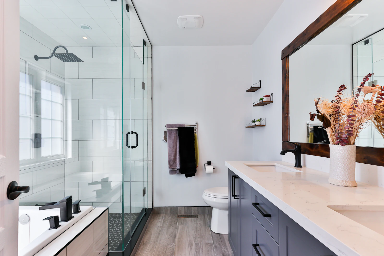 Baño moderno reluciente