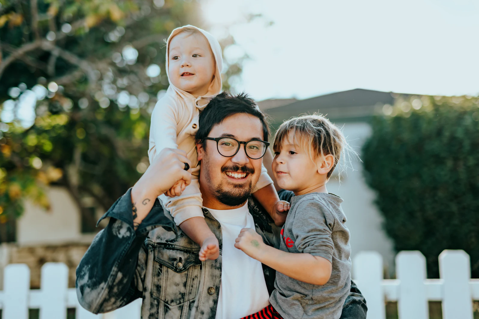 Familia feliz en el jardín de su casa