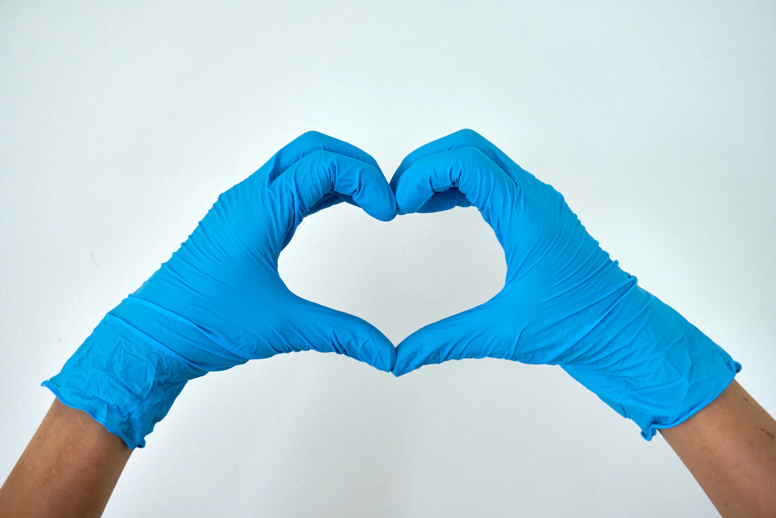 Guantes formando un corazón