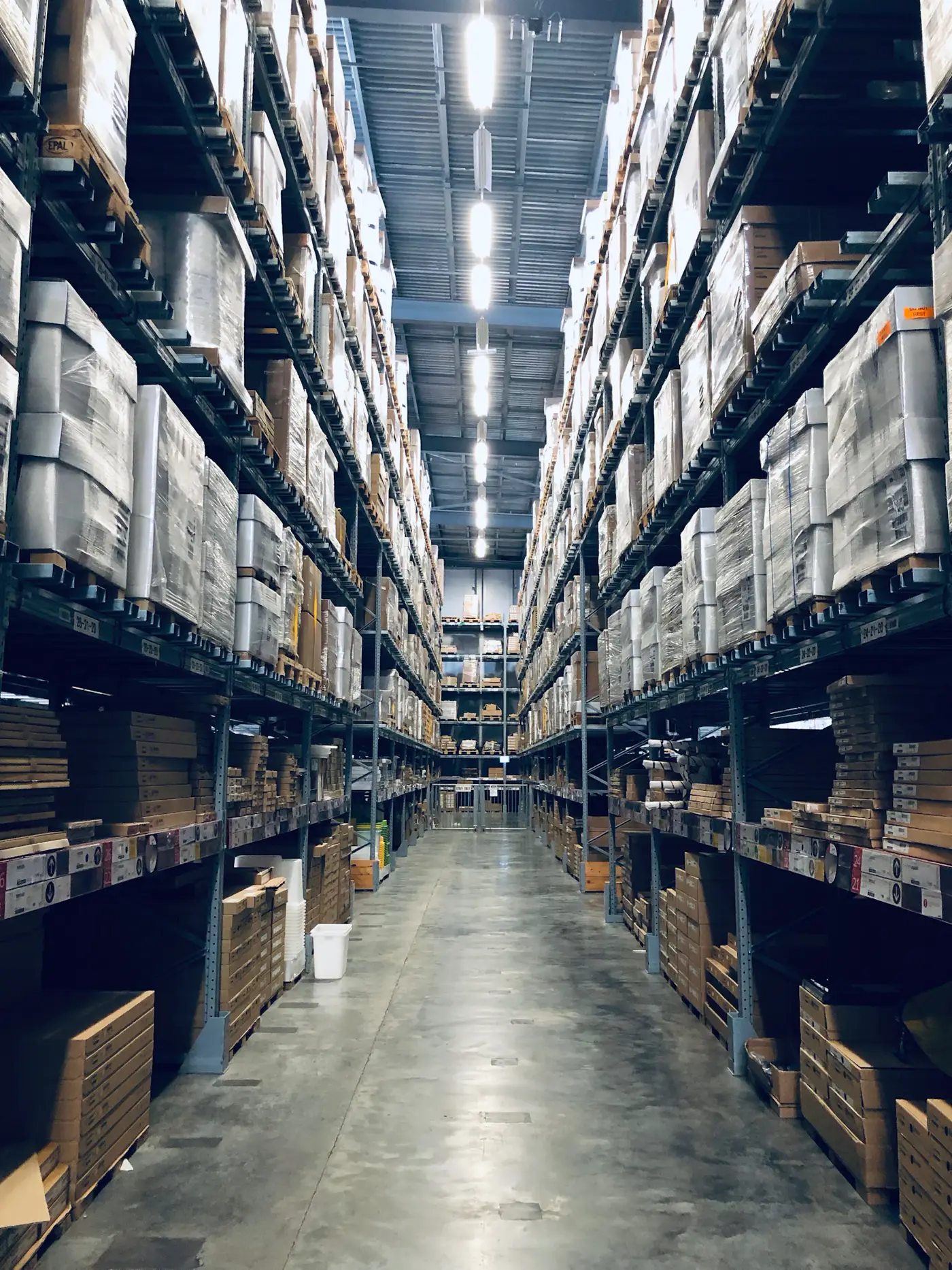 Pasillo de bodega con estanterías