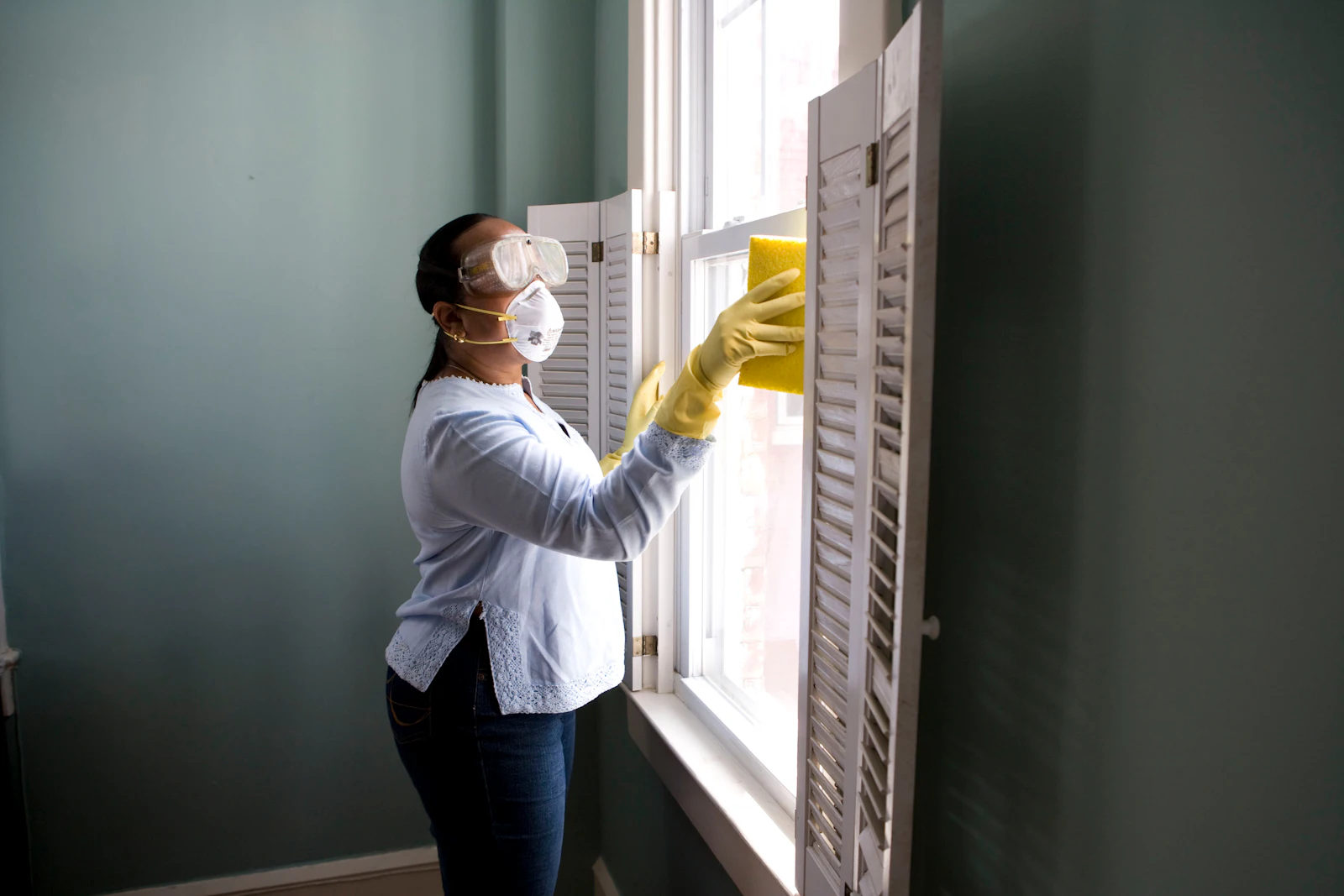 Persona limpiando ventanas